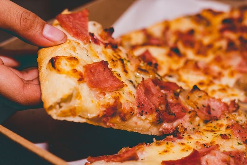 Dzień pizzy, dlaczego tak chętnie go obchodzimy?