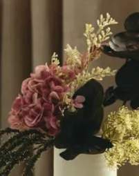 bukiet sztucznych kwiatów