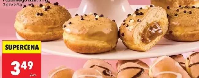 Pączek z nadzieniem o smaku słonego karmelu