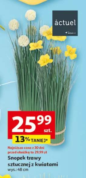 Snopek trawy sztucznej z kwiatami