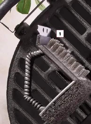 Szczotka druciana ze skrobakiem i z gąbką do czyszczenia grilla