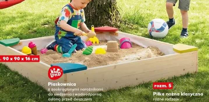 Piaskownica z zaokrąglonymi narożnikami do siedzenia i wodoodporną osłoną przed deszczem