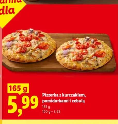 Pizzerka z kurczakiem pomidorkami i cebulą