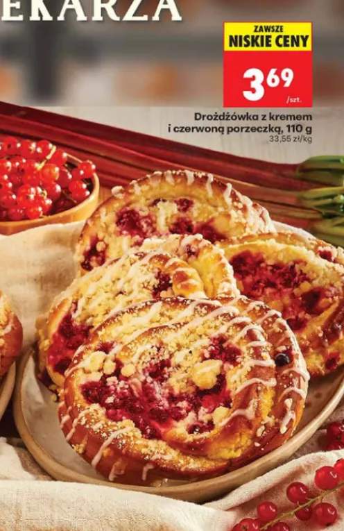 Drożdżówka z kremem i czerwoną porzeczką