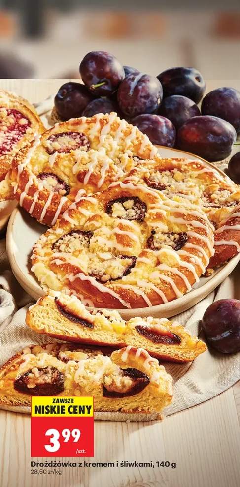 Drożdżówka z kremem i śliwkami