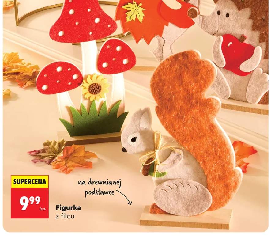 Figurka z filcu na drewnianej podstawce