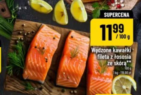 Wędzone kawałki fileta z łososia ze skórą